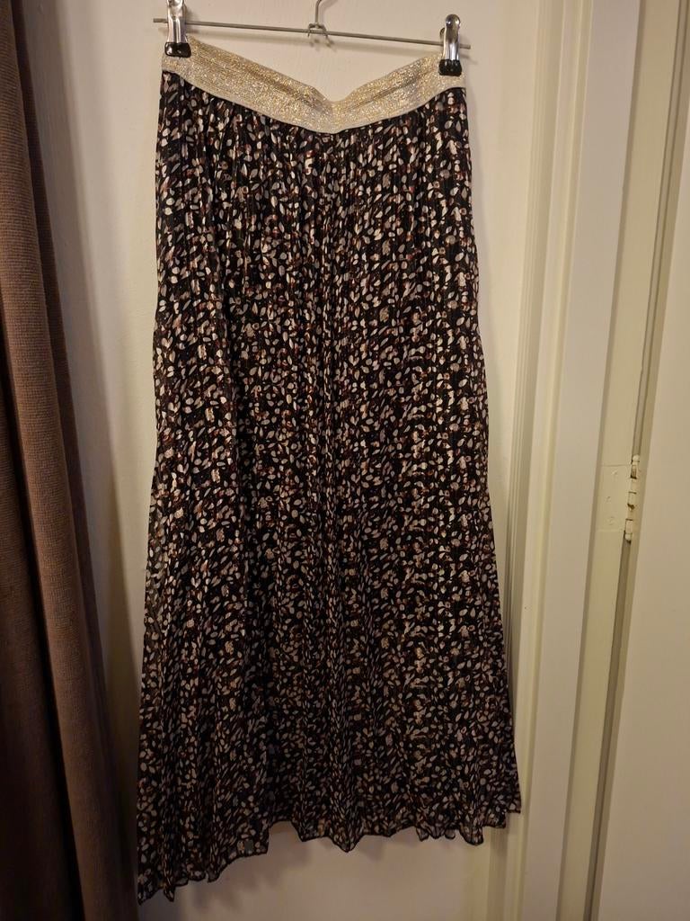 Elegante plissé rok met zilveren tailleband, Zwart, Maat 42/44 (L), Ophalen of Verzenden, Zo goed als nieuw