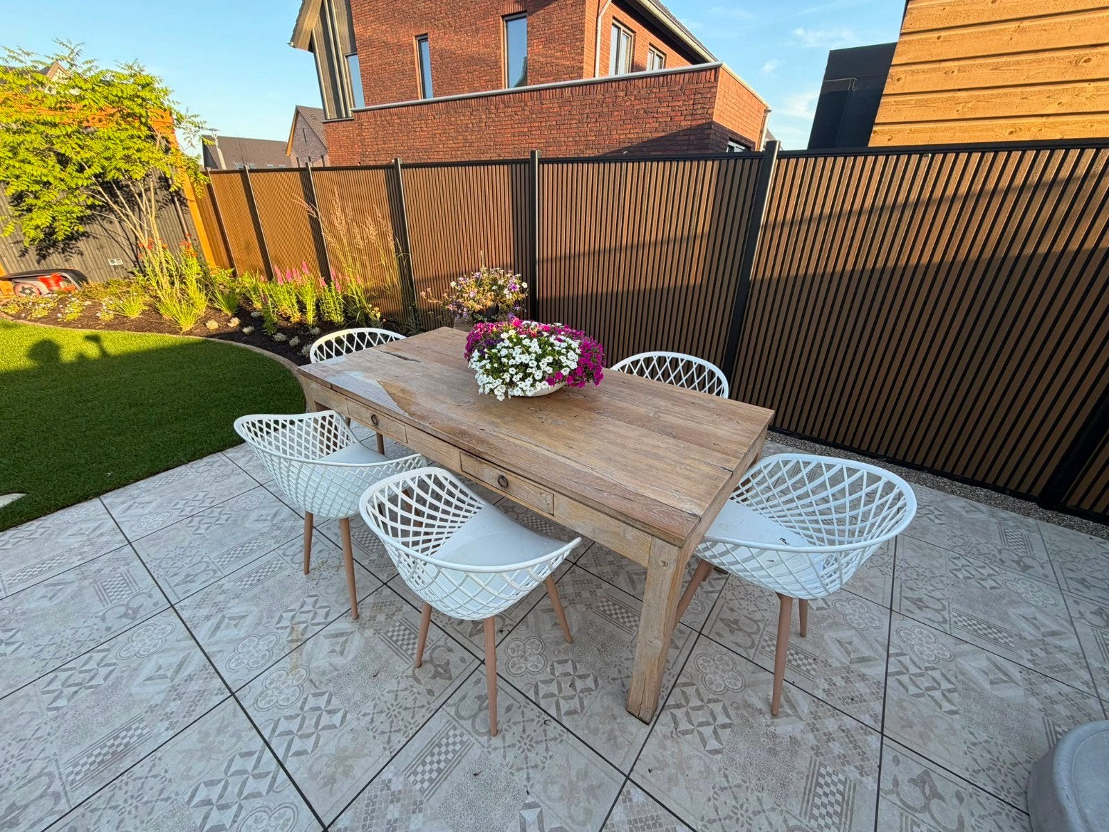 Teakhouten tuintafel met 6 witte kunststof stoelen, Tuin en Terras, Tuinsets en Loungesets, Ophalen, Teakhout