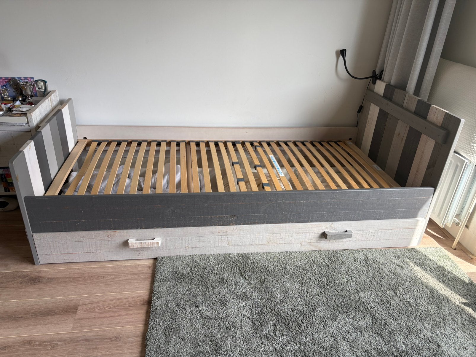 Eenpersoonsbed + nachtkastje - hout/grijs, Kinderen en Baby's, Ophalen, Zo goed als nieuw, 180 cm of meer, 85 tot 100 cm