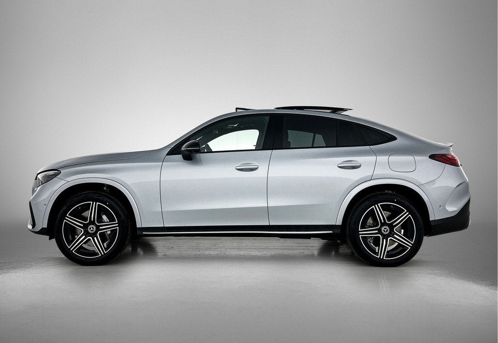 Mercedes-Benz GLC Coupé 300e 4MATIC Sport Edition | Premium, Auto's, Mercedes-Benz, Automaat, Zwart, 2255 kg, Plug-in hybride