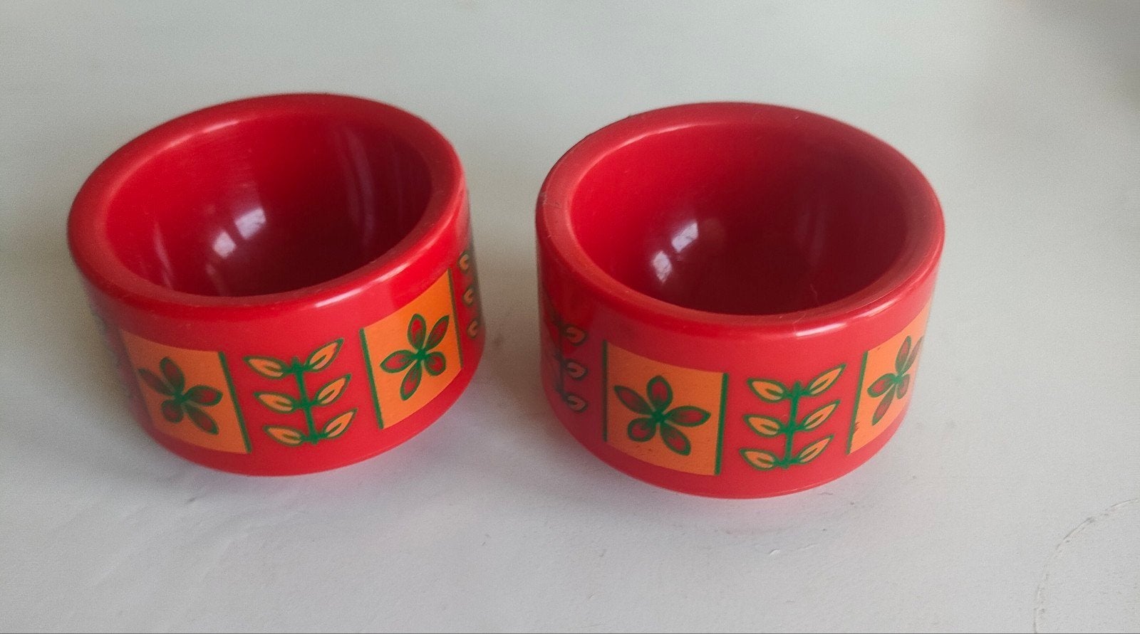 Retro jaren '70 rode kunststof eierdopjes met bloemenprint, Ophalen of Verzenden, Huis en Inrichting