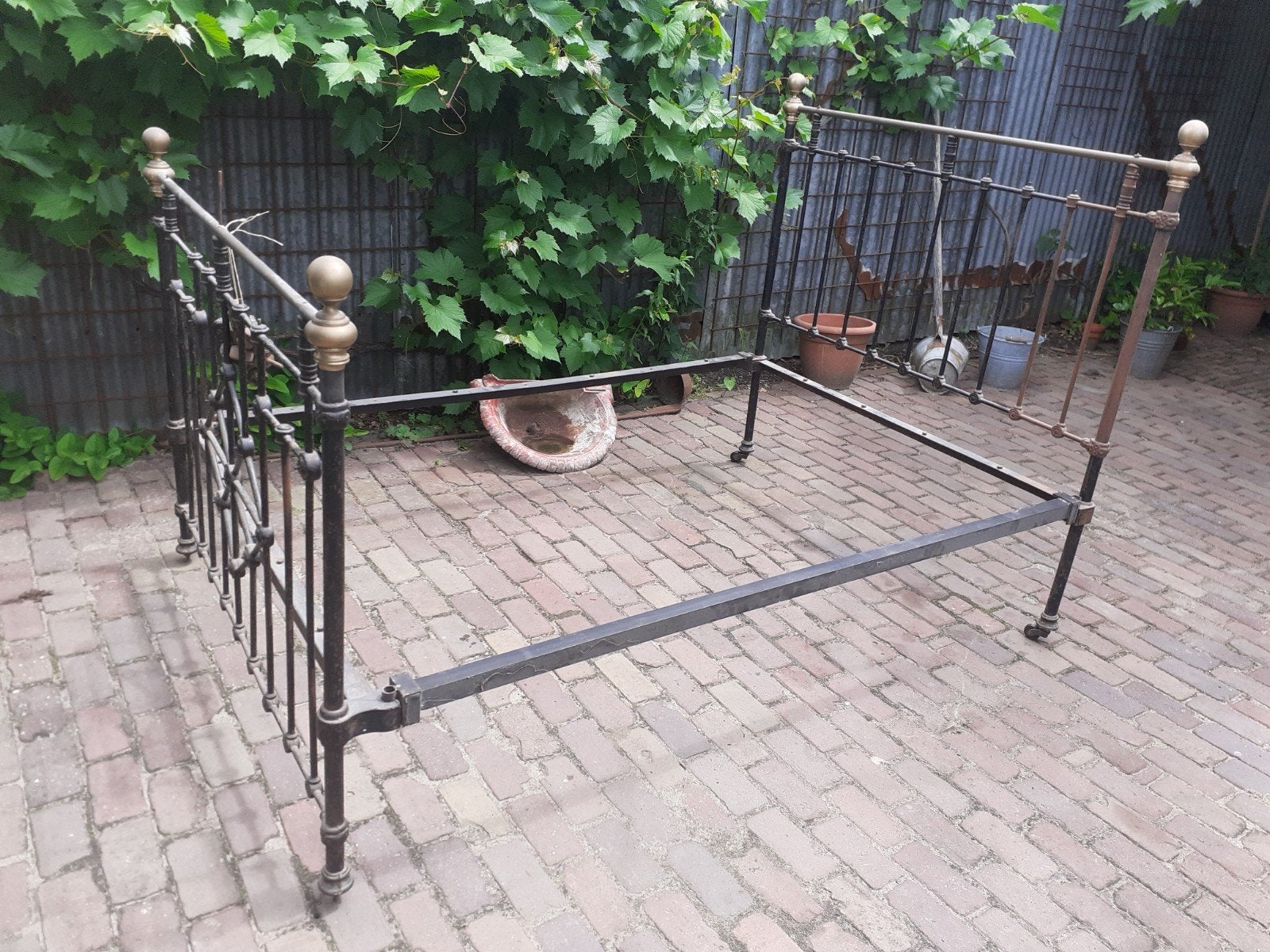 Antiek ijzeren bedframe 140x190cm, niet compleet, Antiek en Kunst, Antiek | Meubels | Bedden, Ophalen