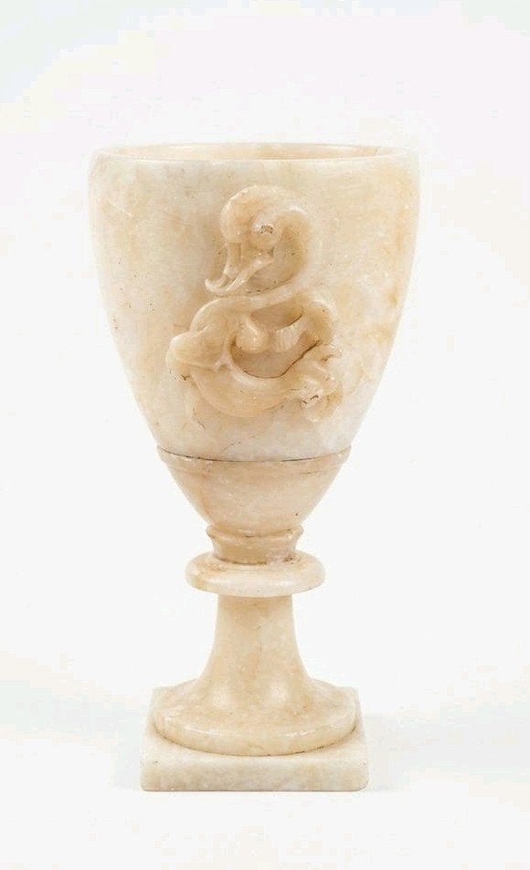 Oude albast bokaal met een mythische draak, Antiek en Kunst, Ophalen of Verzenden