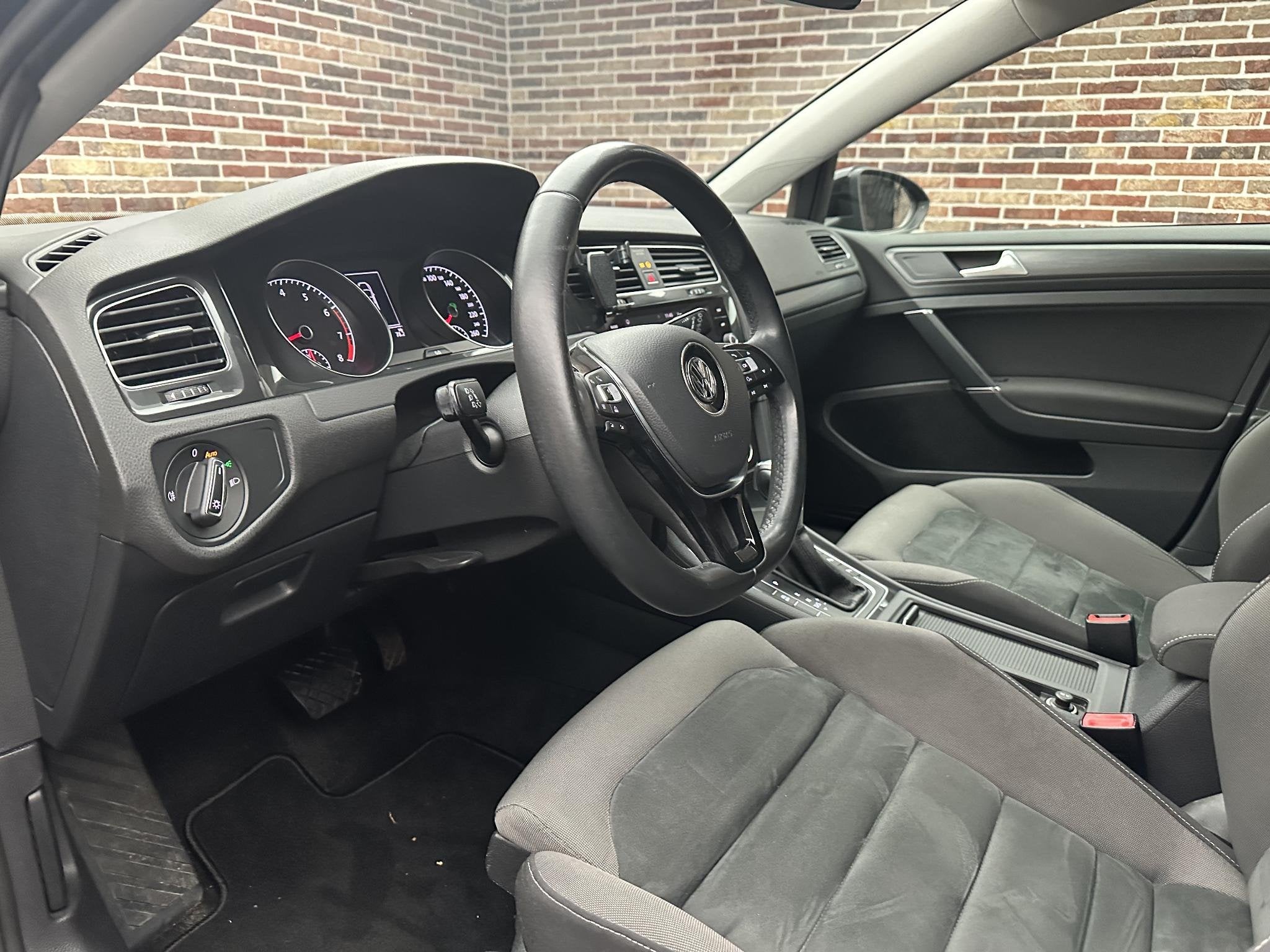 Volkswagen Golf 1.0 TSI Highline R-Line | Massage, Auto's, Gebruikt, 620 kg, Zwart, Bedrijf