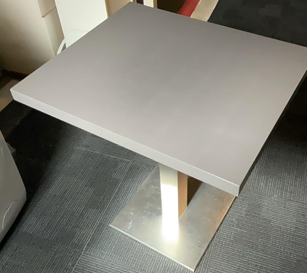 Moderne vierkante bistro of cafe tafel met metalen onderstel, Huis en Inrichting, Tafels | Eettafels, Ophalen, Gebruikt, Vierkant