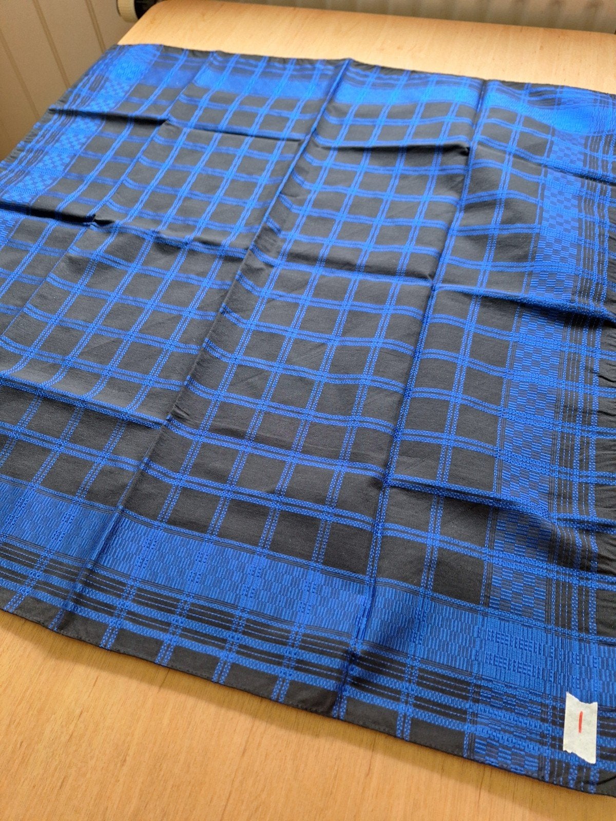 blauwe en rode omslagdoek Staphorst, 1 =10 euro, 2 = 15 euro, Ophalen of Verzenden, Dames