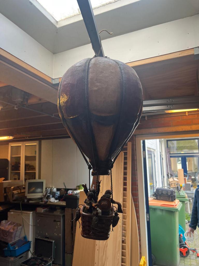 Decoratieve heteluchtballon met ballonvaarders, Ophalen