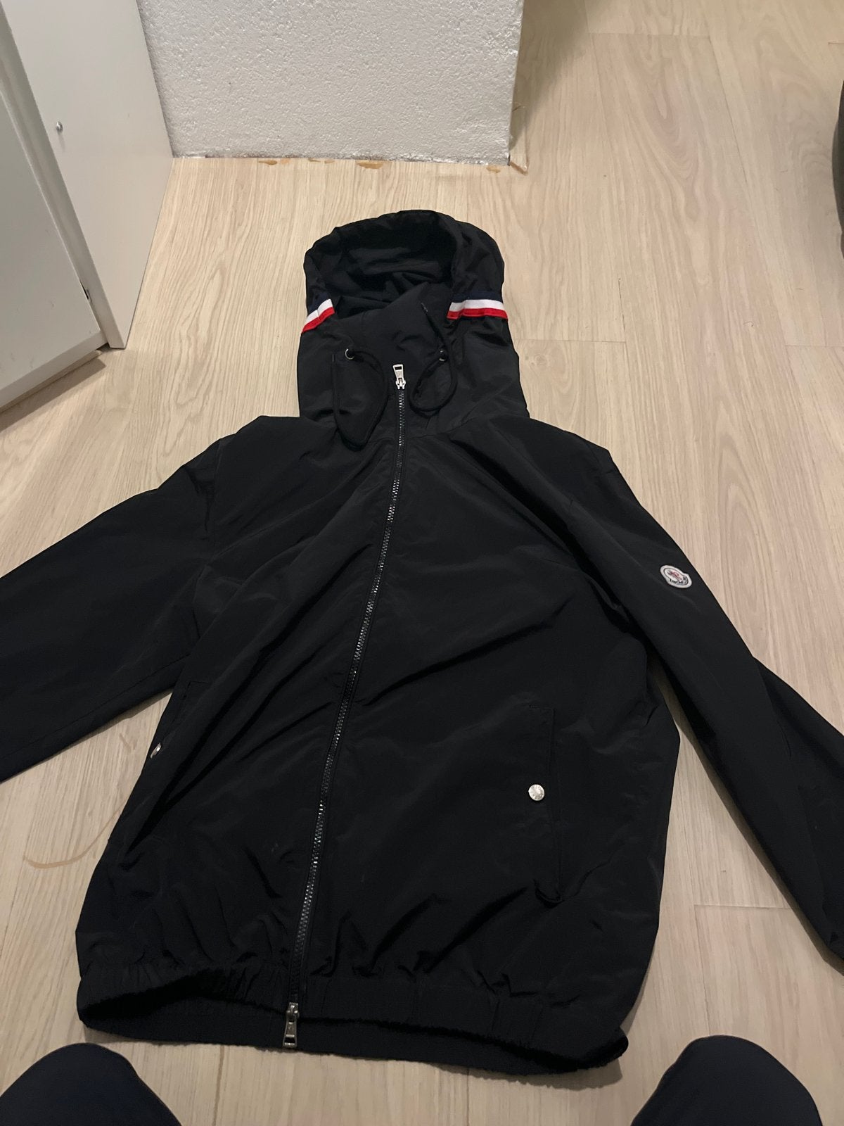 Moncler jas zwart met capuchon, Ophalen of Verzenden, Zo goed als nieuw, Overige maten, Zwart