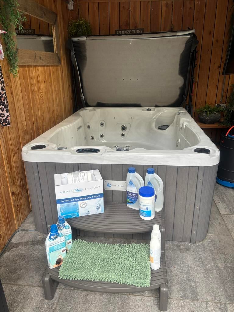 Luxe Pure Spas Jacuzzi met complete onderhoudsset, Ophalen, Zo goed als nieuw, Afdekzeil, Vast