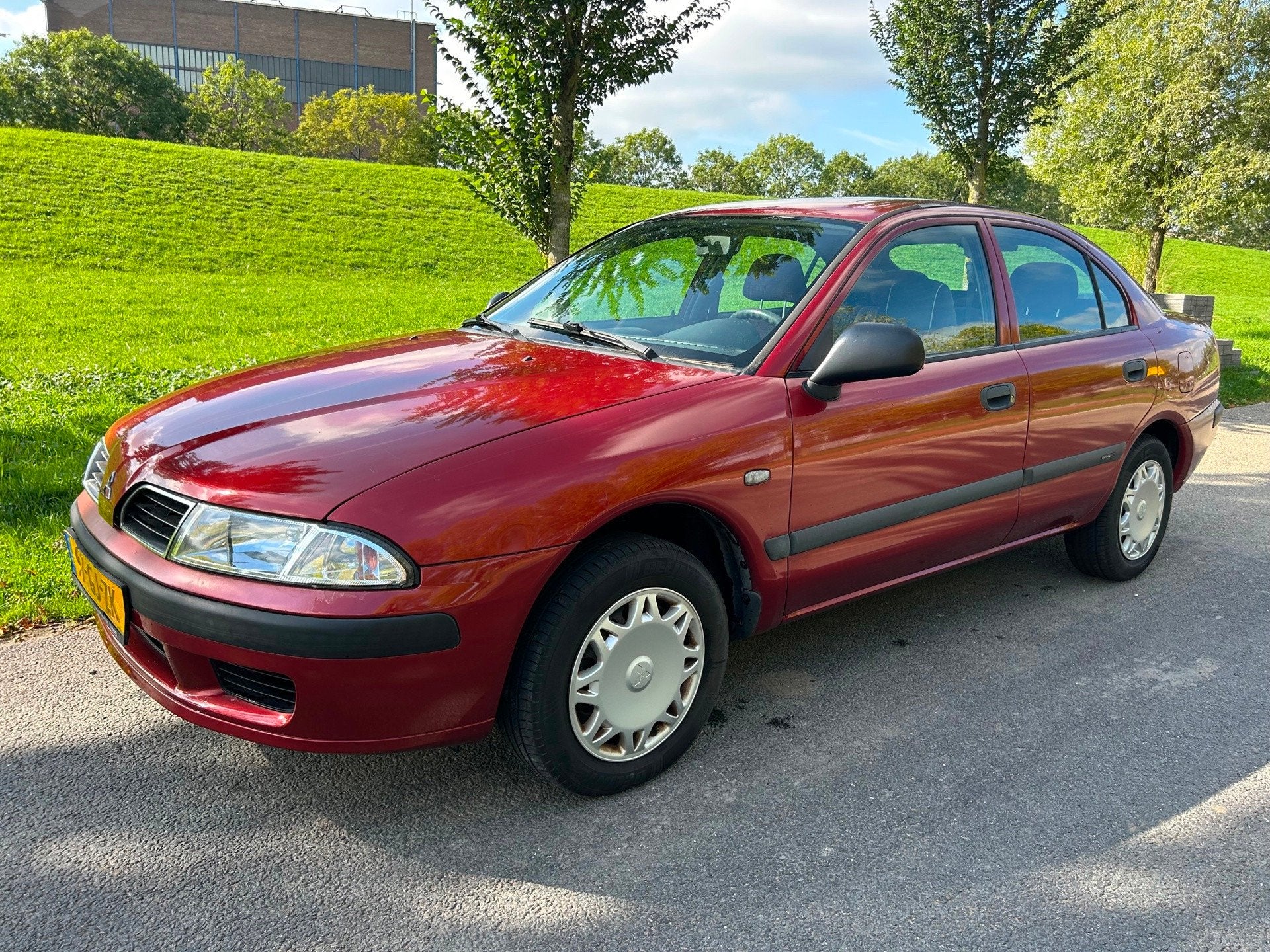 Mitsubishi Carisma 1.6 Classicnl, Stof, Zwart, 4 cilinders, 49 €/maand