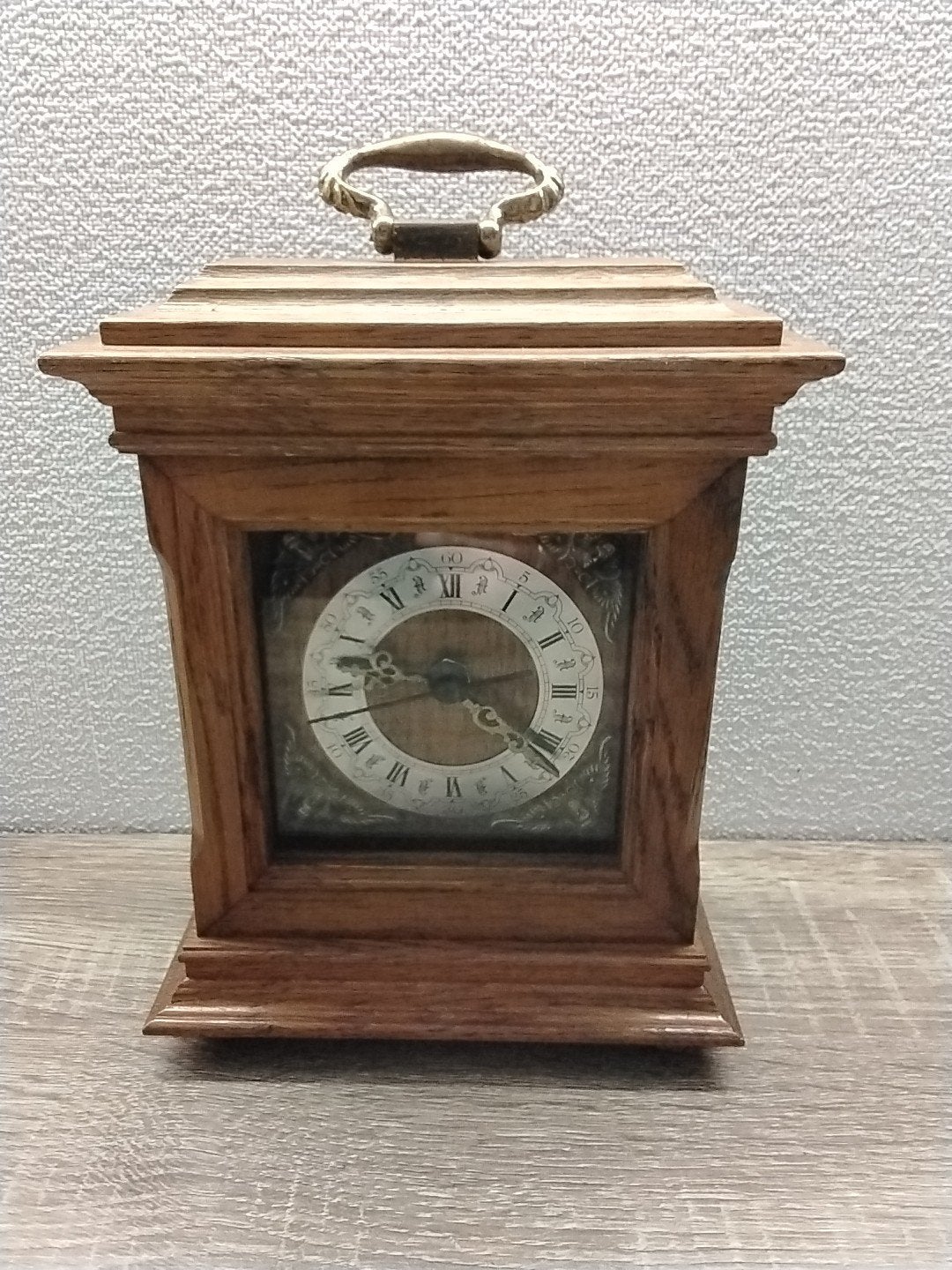 Vintage Houten Tafelklok met Koperen Handvat, Antiek en Kunst, Ophalen