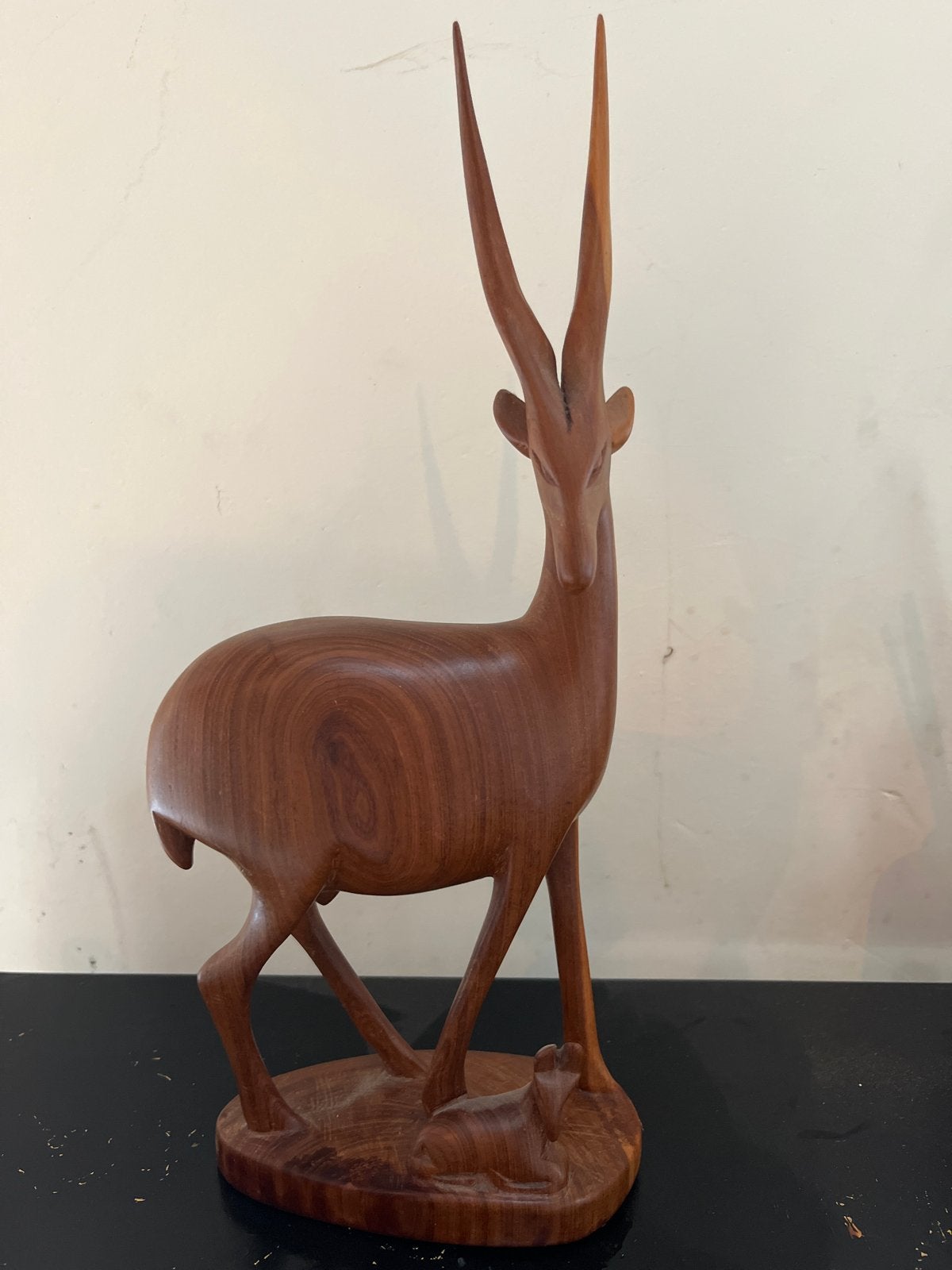 Houten antilope beeld met kalf - Afrikaanse kunst, Antiek en Kunst, Ophalen of Verzenden, 20 - 50 cm, Beeld, Hout