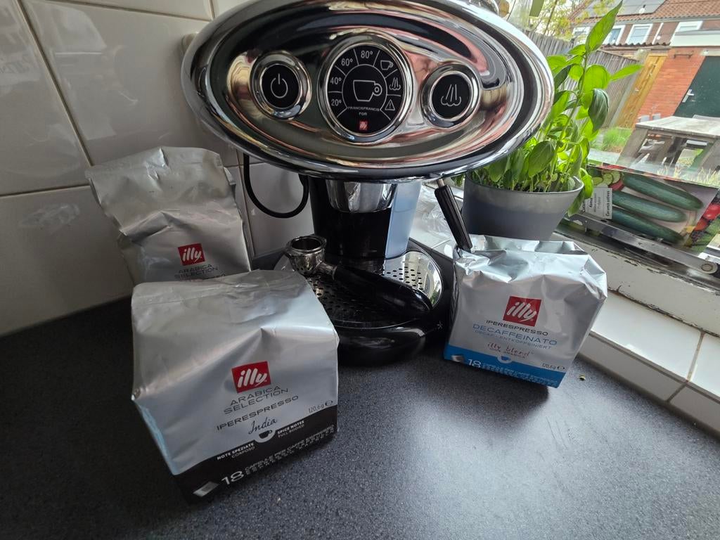 Illy Iperespresso koffiezetapparaat met cups, Koffiepads en cups, Gebruikt, Espresso apparaat, Ophalen of Verzenden