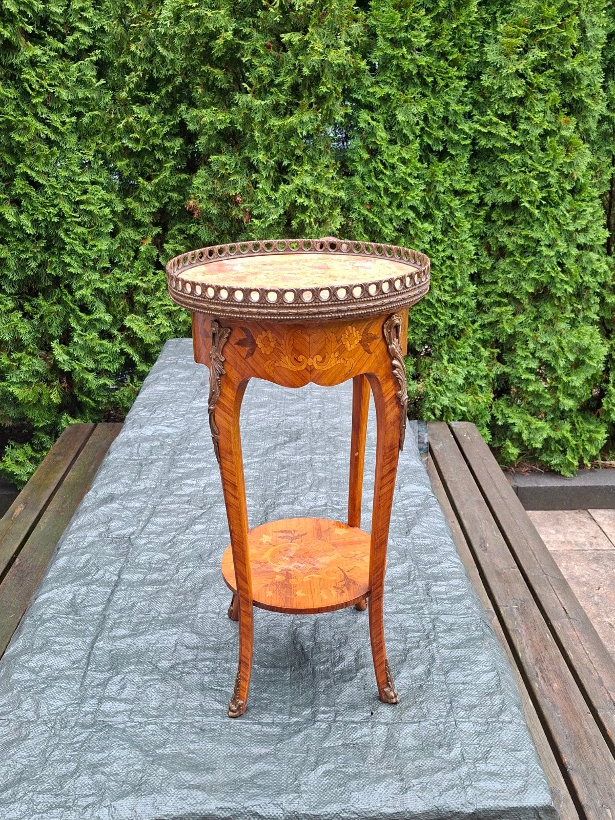 Franse Louis XV stijl bijzettafel / plantentafel met marmer, Ophalen