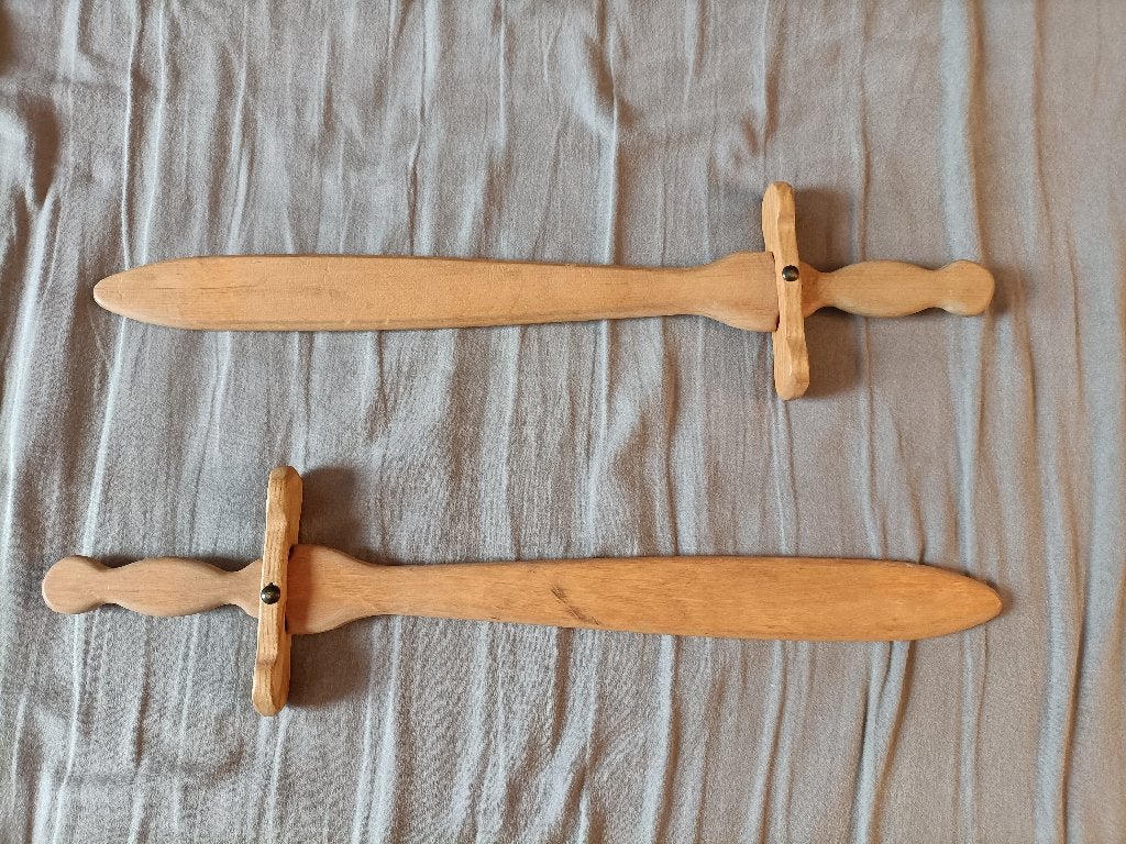 Twee kleine houten speelgoedzwaardjes, Ophalen, Gebruikt, Overige typen