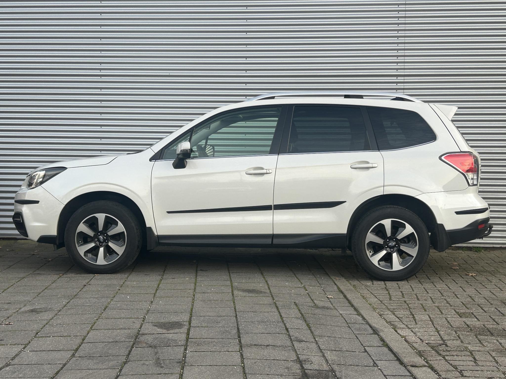 Subaru Forester 2.0 Premium | Trekhaak | schuidak | Leder |, Auto's, Dealer onderhouden, 15 km/l, Euro 6, 4 cilinders