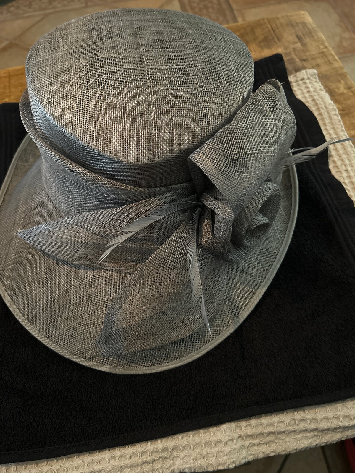 Elegante grijze hoed met veren - Perfect voor speciale geleg, Ophalen of Verzenden, Zo goed als nieuw, One size fits all, Hoed