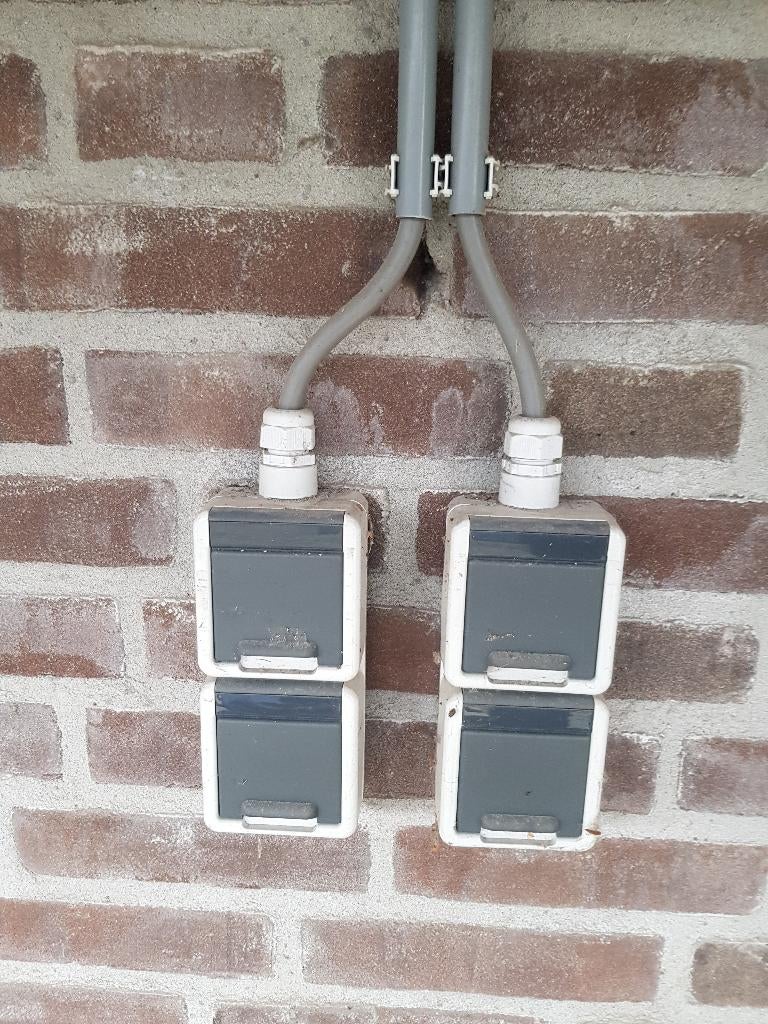 buitenstopcontacten klapdeksels compleet met kabels, Doe-het-zelf en Verbouw, Ophalen of Verzenden, Zo goed als nieuw, Stopcontact