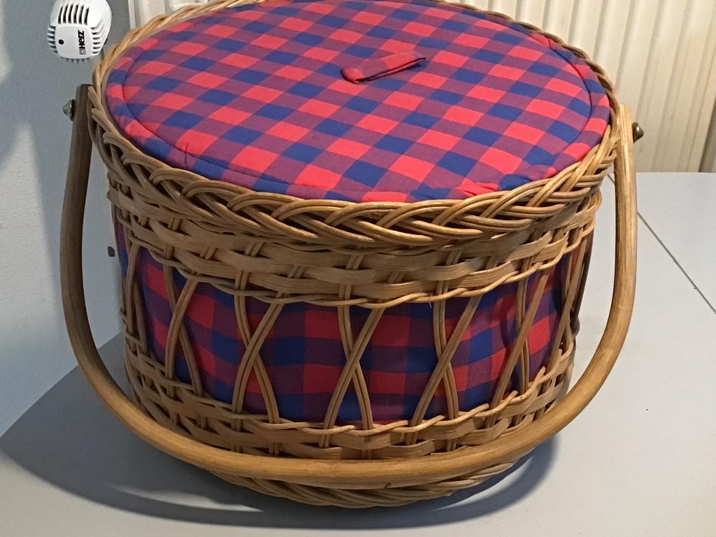 ronde rotan, rieten naaimand  met draagbeugel, Ophalen, Zo goed als nieuw, Overige typen