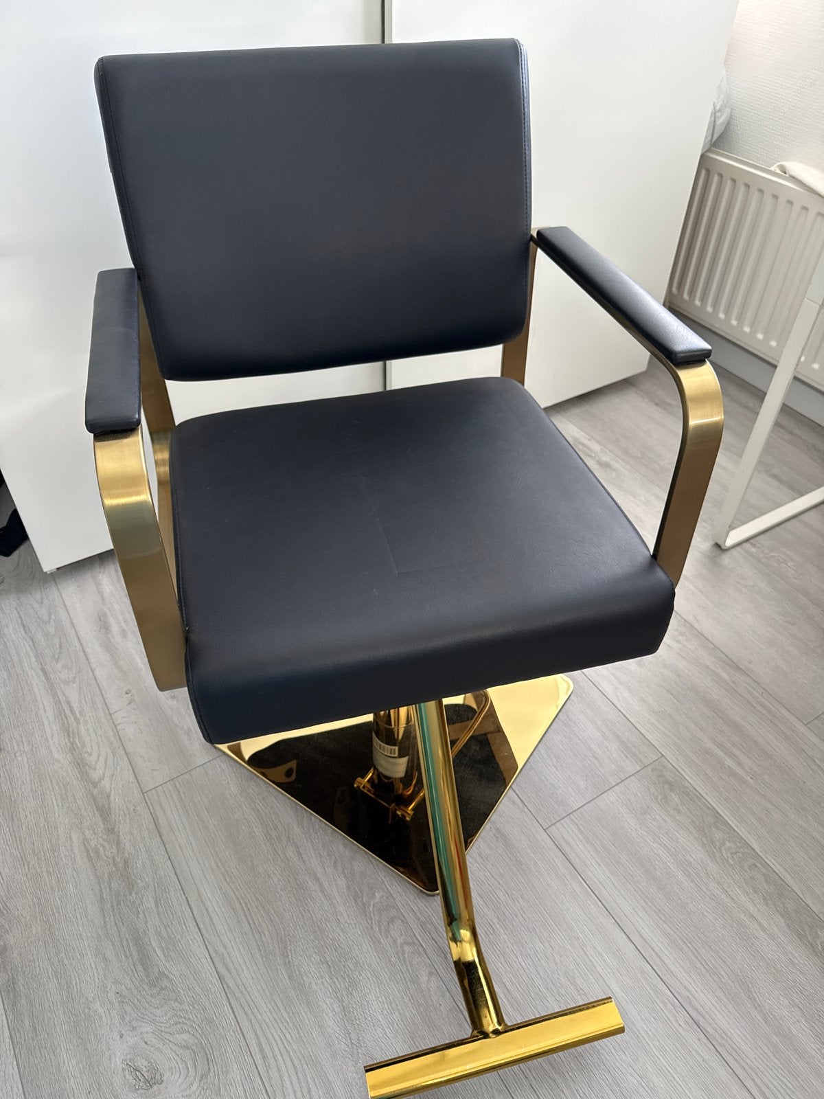 Luxe Kappersstoel Zwart met Goud. Nieuw nooit gebruikt., Huis en Inrichting, Stoelen, Zo goed als nieuw, Eén, Leer, Zwart, Ophalen
