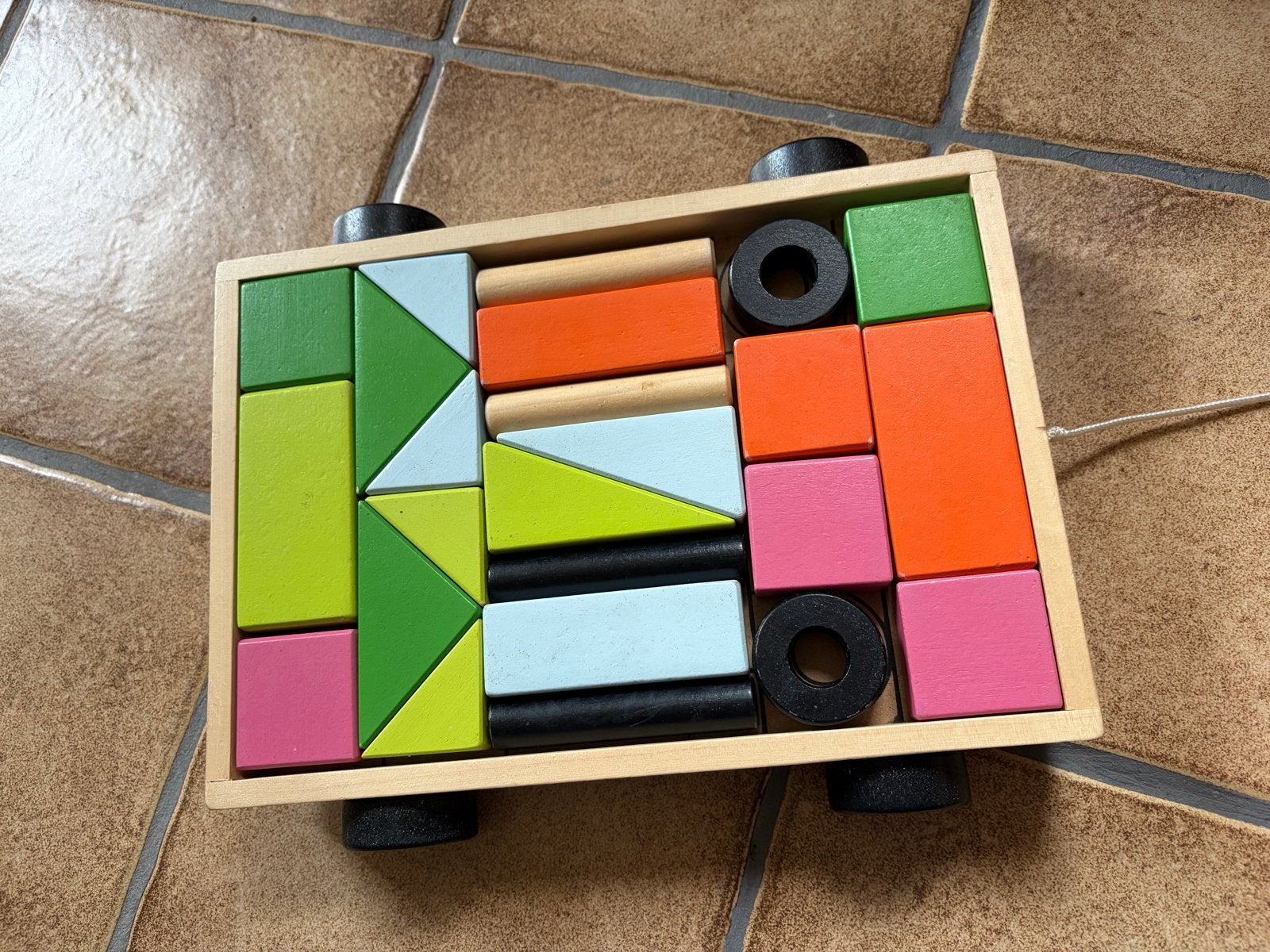 Houten blokkenkar met diverse bouwblokken, Kinderen en Baby's, Ophalen of Verzenden, Gebruikt, Duw- of Trekspeelgoed