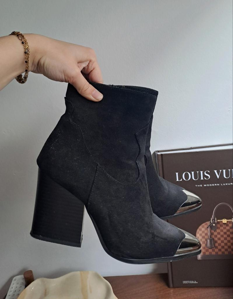 Enkellaarzen Suede!, Zwart, Lage of Enkellaarzen, Ophalen of Verzenden, Zo goed als nieuw