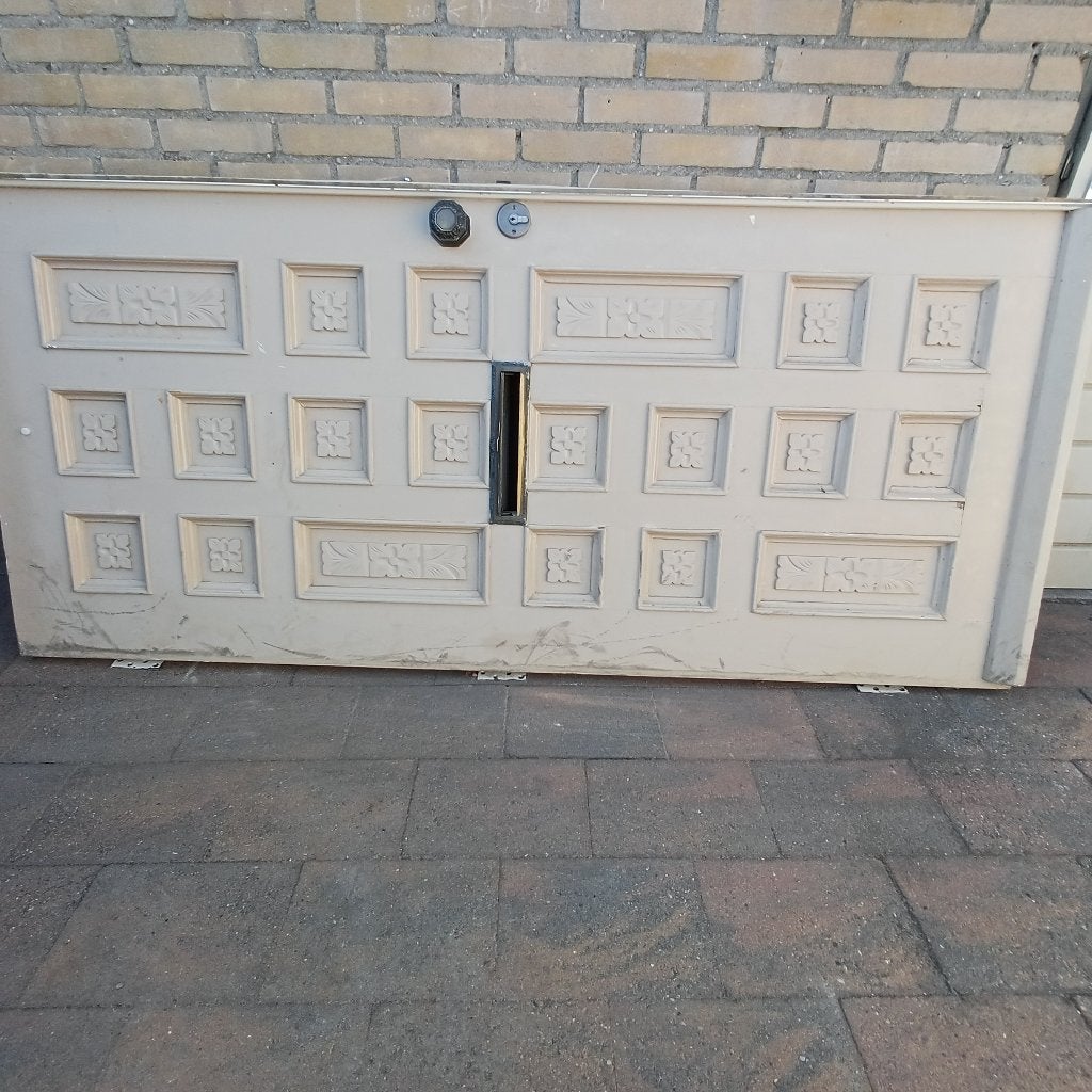 For free - Solid Wooden Front Door with Carved Decorative Pa, Ophalen, 120 cm of meer, Buitendeur, 200 tot 215 cm