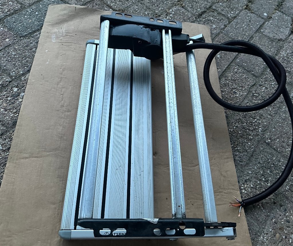 THULE opstap trede 12 volt electrisch 56 cm camper, bus,enz., Ophalen of Verzenden, Gebruikt, Overige merken, Overige Auto-onderdelen