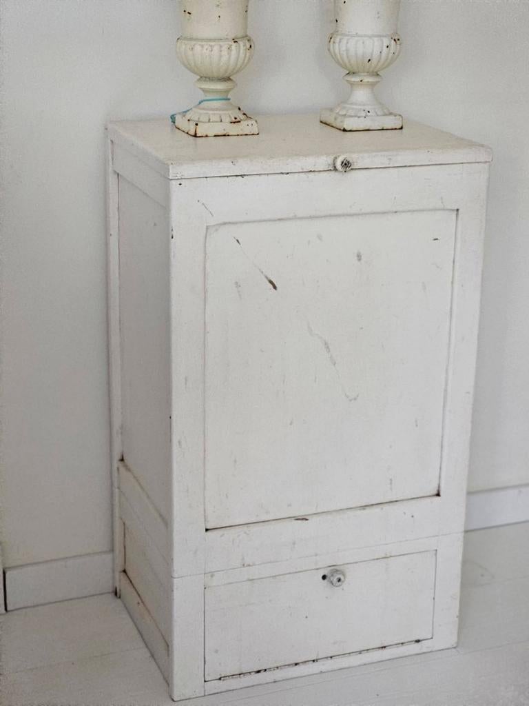 Frans wit brocante was(mand)kastje, Ophalen, Gebruikt