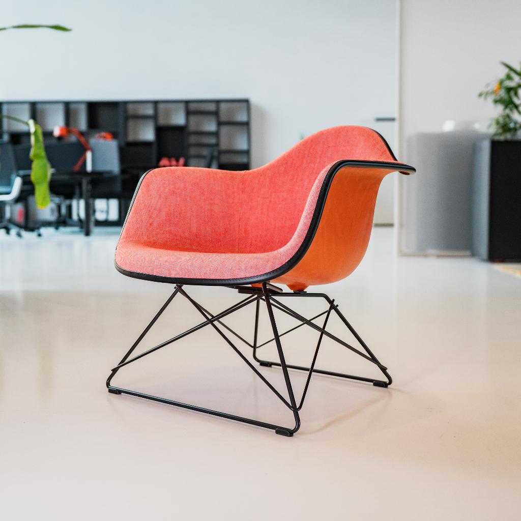 VITRA EAMES PLASTIC ARMCHAIR LAR Stoel, Huis en Inrichting, Stoelen, Gebruikt, Eén, Kunststof, Metaal, Stof, Rood, Ophalen