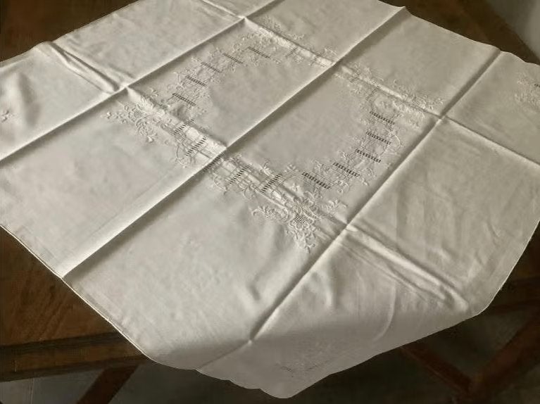 Wit dekservet, tafelkleed geborduurde details; 80 x 80 cm, Vierkant, Ophalen of Verzenden, Zo goed als nieuw, Wit
