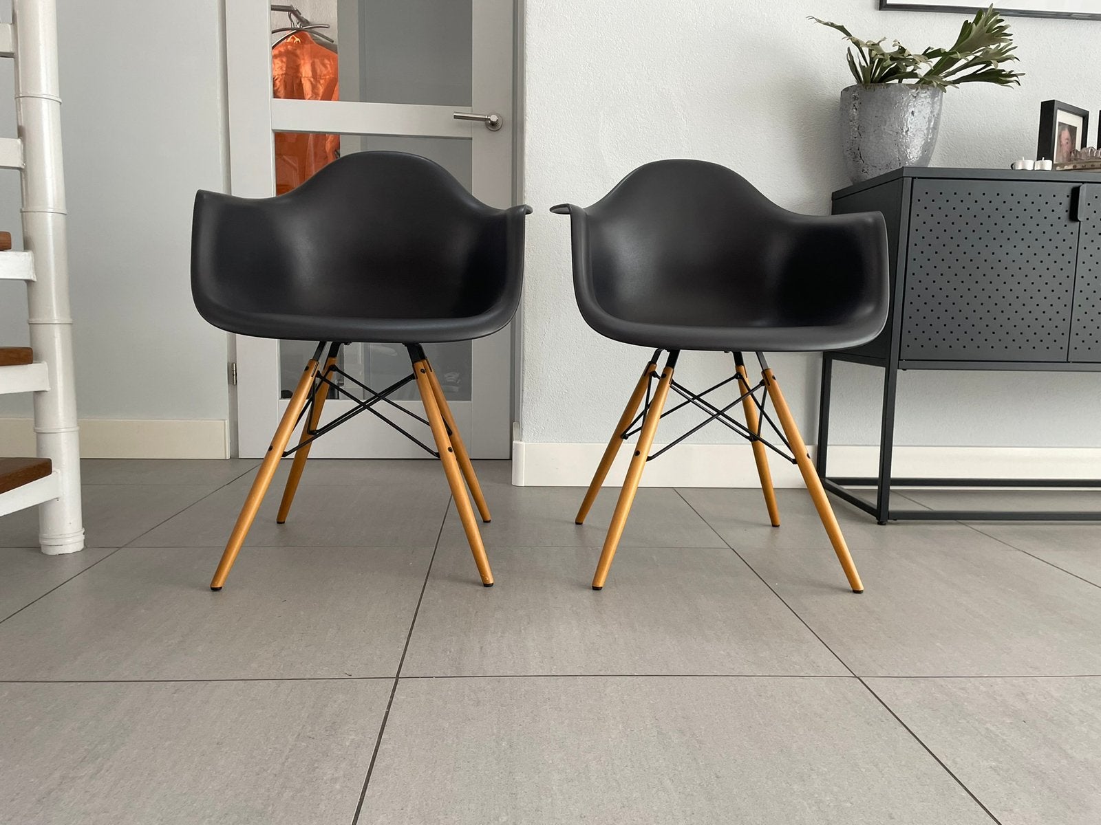 2x Vitra Eames kuipstoelen zwart daw naturel, Vitra, Zwart, Ophalen of Verzenden, Zo goed als nieuw