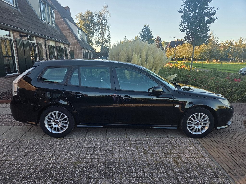 Saab 9-3 1.8 I Estate 2007 Zwart 122pk 1100 euro, Auto's, Dealer onderhouden, 4 cilinders, Origineel Nederlands, Handgeschakeld