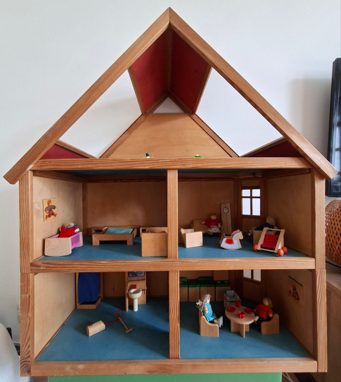 Houten poppenhuis met meubels en poppen, Ophalen, Gebruikt, Poppenhuis