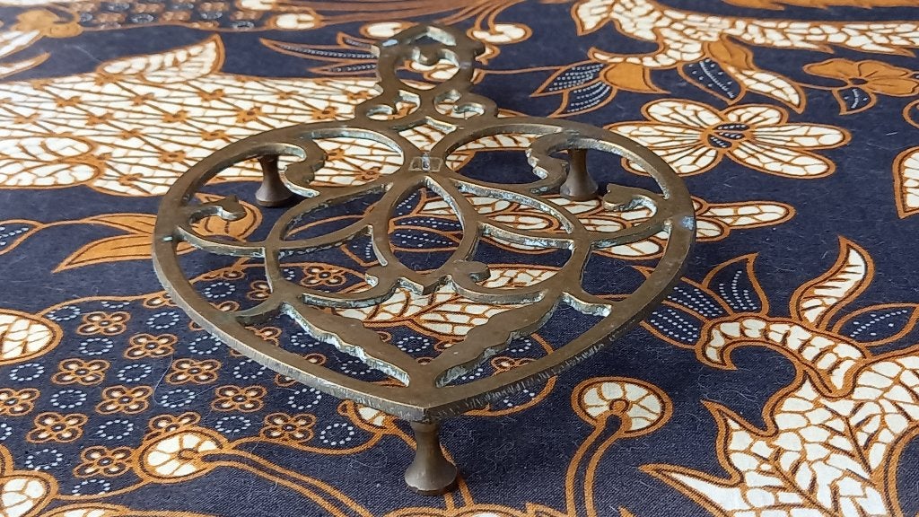 Antieke onderzetter uit Engeland van koper 22,2 cm. uit 1900, Antiek en Kunst, Ophalen of Verzenden, Koper