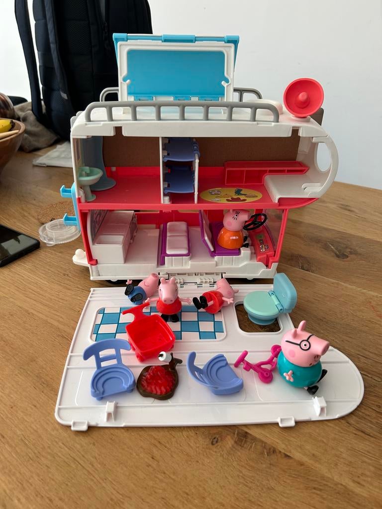 Peppa Pig Camper van  met figuren en accessoires met muziek, Ophalen of Verzenden, Zo goed als nieuw, Poppenhuis