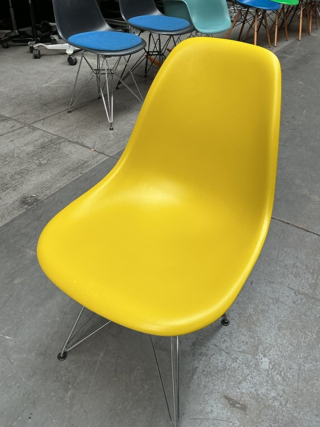 Vitra Eames Plastic Chair DSR | Eetkamerstoel | Geel Chroom, Gebruikt, Overige kleuren, -, Ophalen of Verzenden