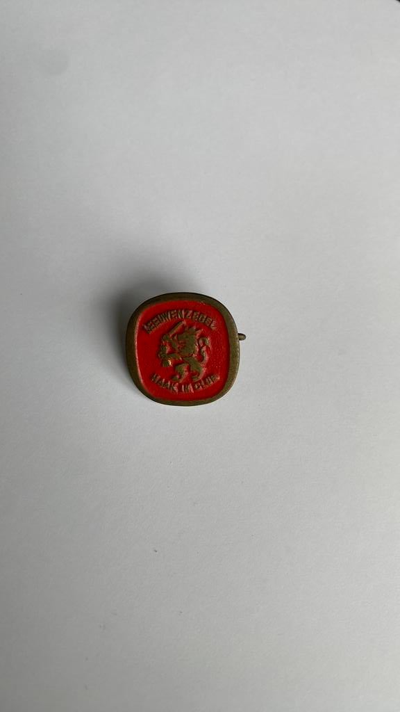 Vintage Speldje Leeuwenzegel - Haak In Club - Jaren 60, Verzamelen, Ophalen of Verzenden, Gebruikt, Overige onderwerpen, Speldje of Pin