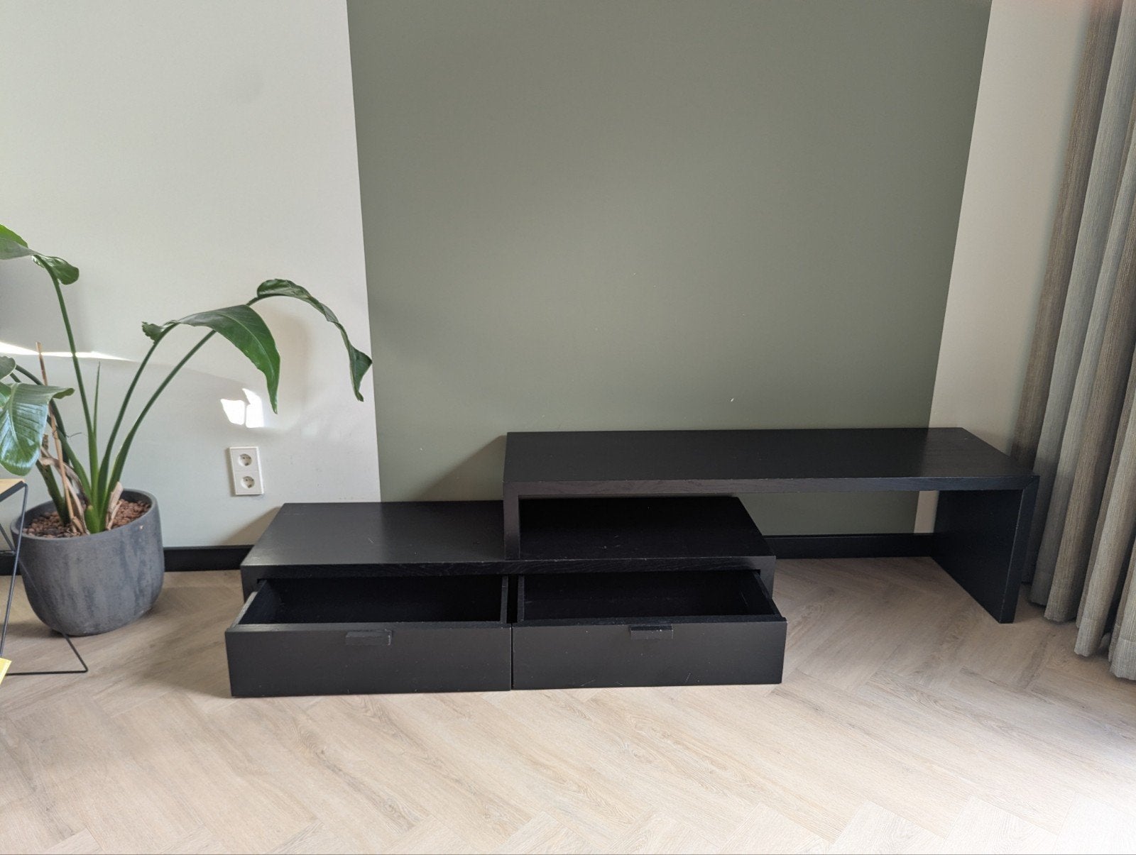 Massief eikenhouten tv-meubel met twee lades, zwart, Huis en Inrichting, Ophalen, Gebruikt, 100 tot 150 cm, Eikenhout