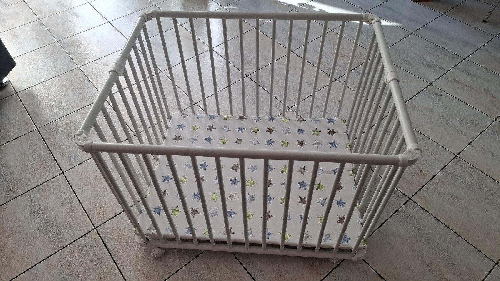 Witte box  - zo goed als nieuw, Kinderen en Baby's, Ophalen, Zo goed als nieuw, Vierkant, In hoogte verstelbaar