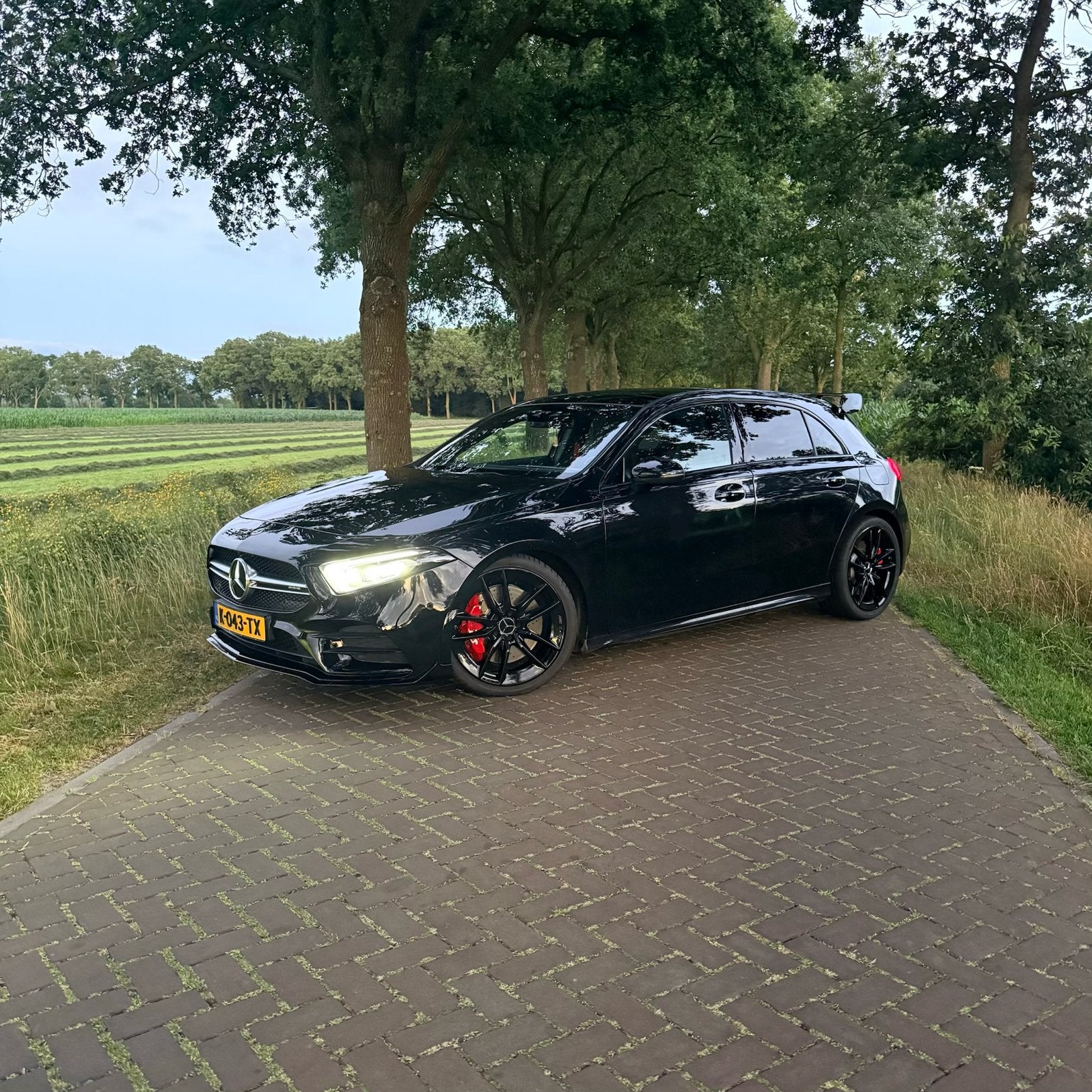Mercedes-Benz A35 AMG PANO CRUISE CARPLAY 19INCH MEMORY, Automaat, 1800 kg, Zwart, 4 cilinders