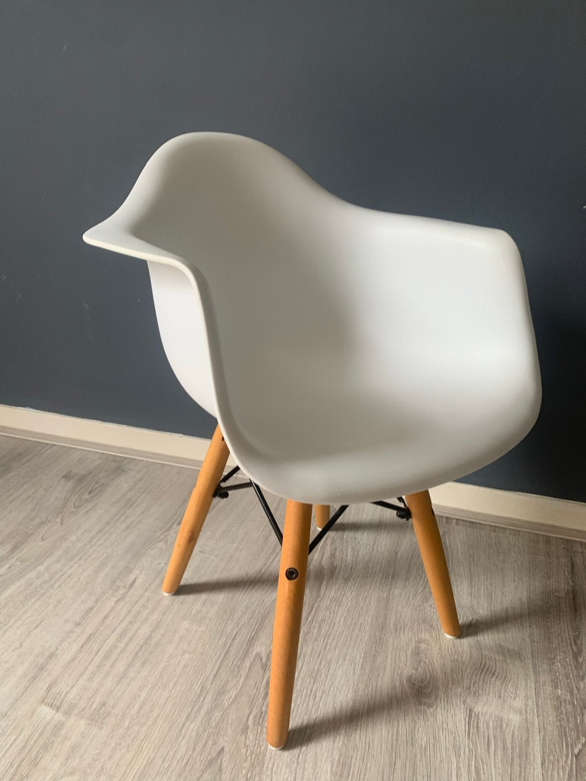 Witte kinder kuipstoel met houten poten - Eames stijl, Huis en Inrichting, Ophalen, Gebruikt, Wit, Eén
