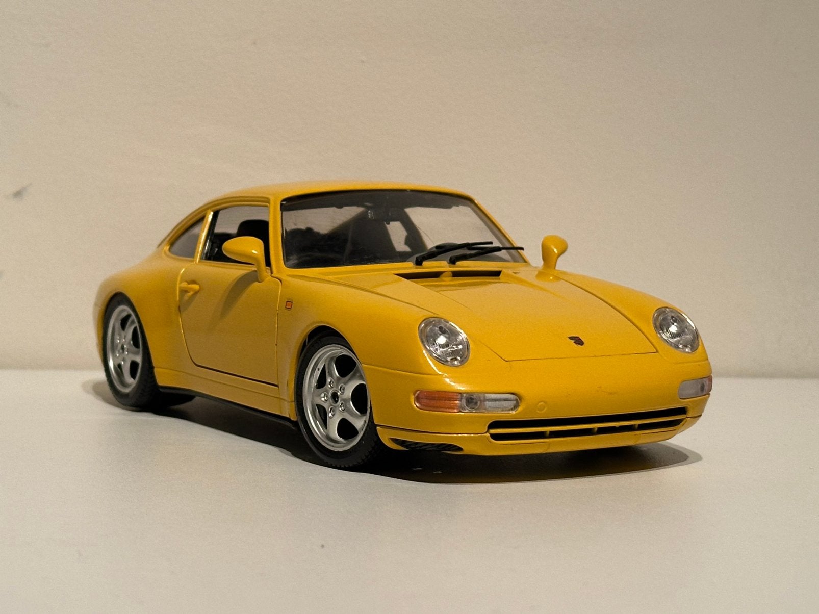 Porsche 911 Carrera (1993) | Bburago | schaal 1:18 | ZGAN, Hobby en Vrije tijd, Modelauto's | 1:18, Ophalen of Verzenden, Zo goed als nieuw