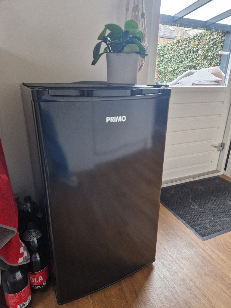 Compacte Primo mini-koelkast - Ideaal voor kleine ruimtes, Minder dan 85 cm, Minder dan 60 cm, Zo goed als nieuw, Vrijstaand
