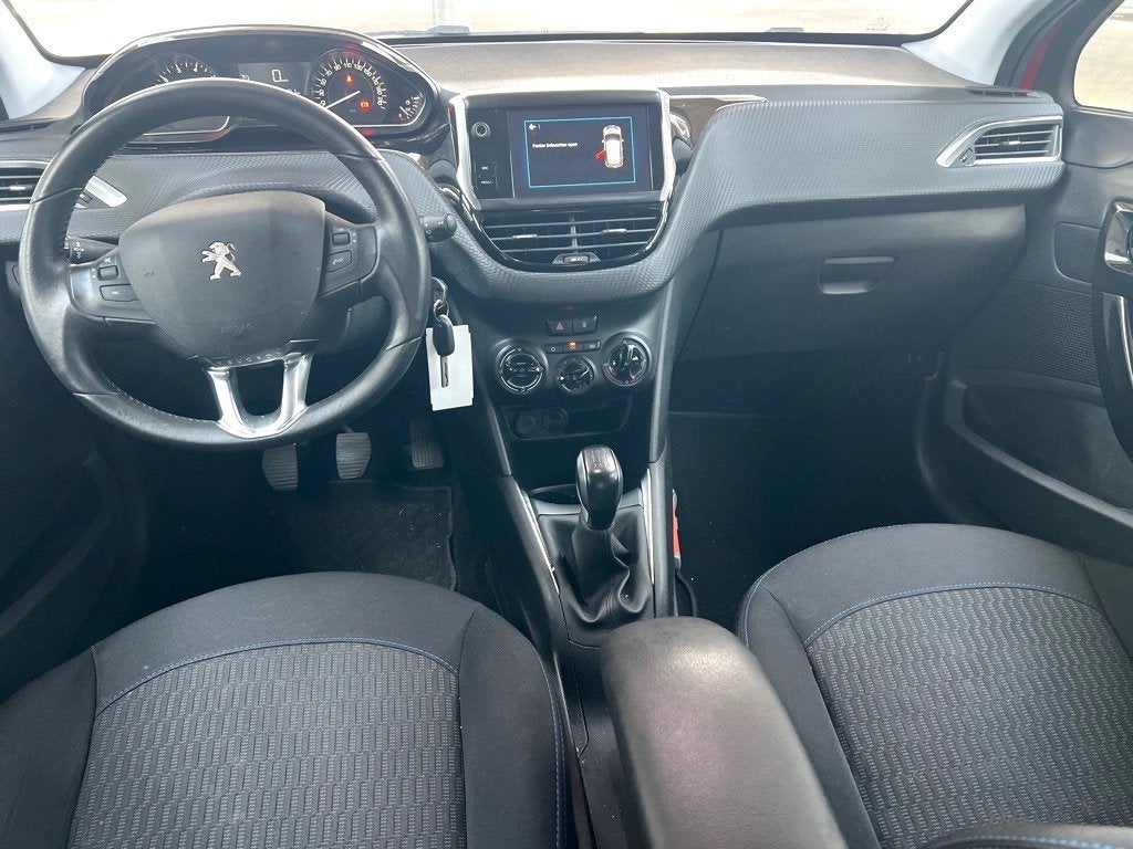 Foto 6 van Peugeot 208 1.2 5D NAP Airco Navi scherm Trekhaak CarPlay Nw