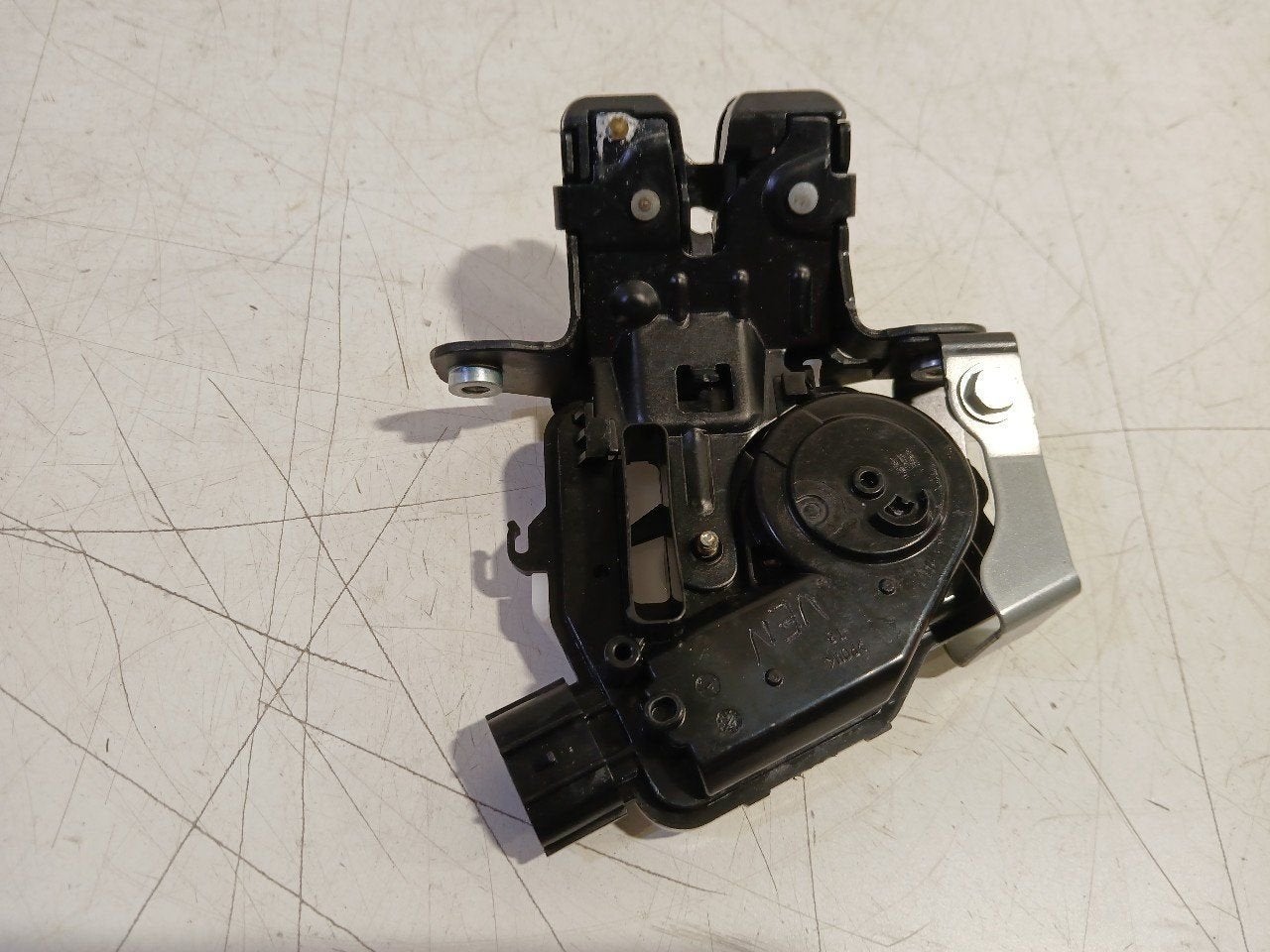 Slot mechaniek kofferdeksel achterklep elektrisch Toyota Pri, Onderdelen@venauto.nl, Van der Ven Autorecycling B.V., Gebruikt