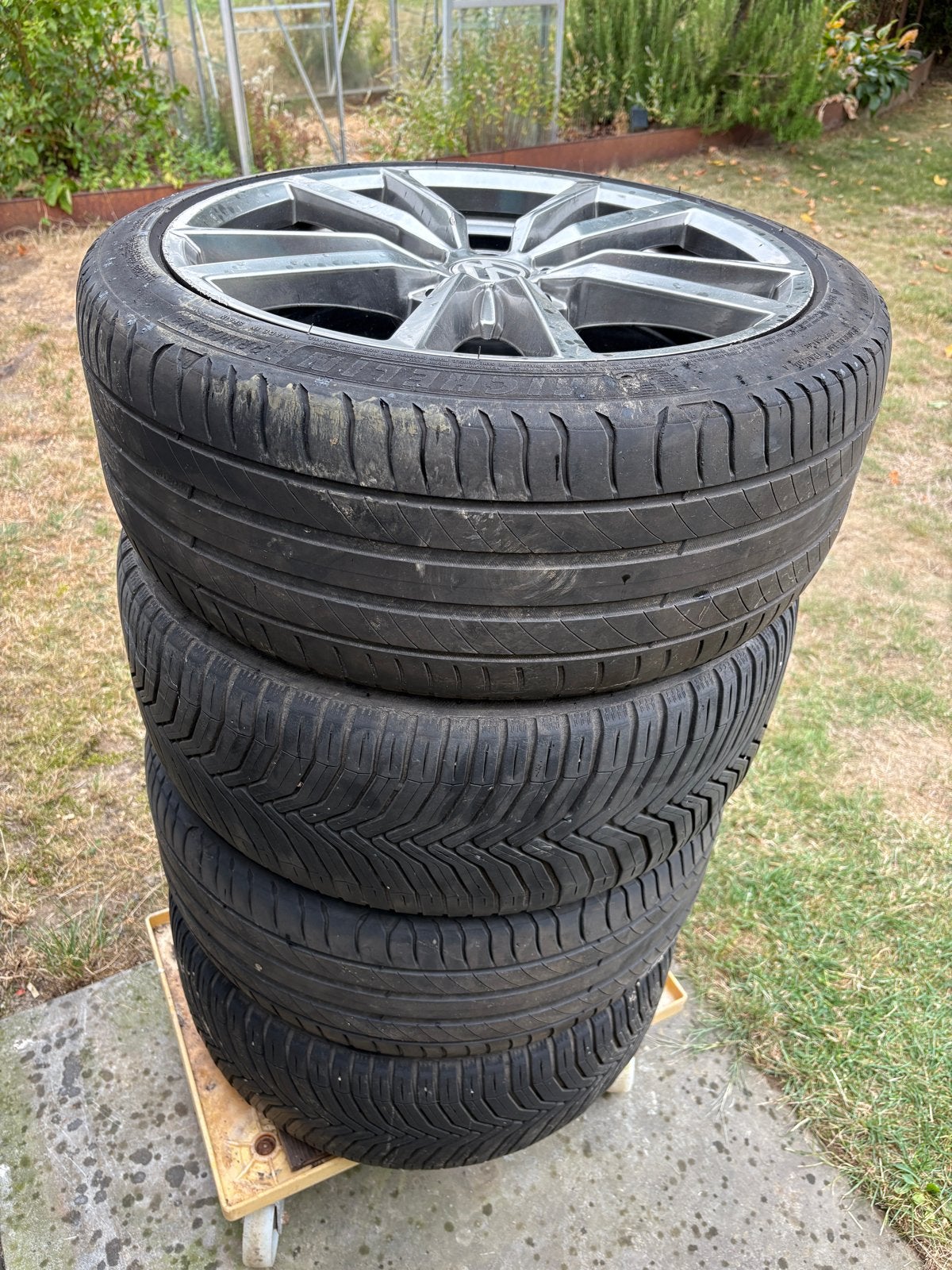 4 Lichtmetalen velgen VW/Skoda 18 inch - 2 banden goed, Auto-onderdelen, Banden en Velgen, Ophalen, 18 inch, Gebruikt, Banden en Velgen