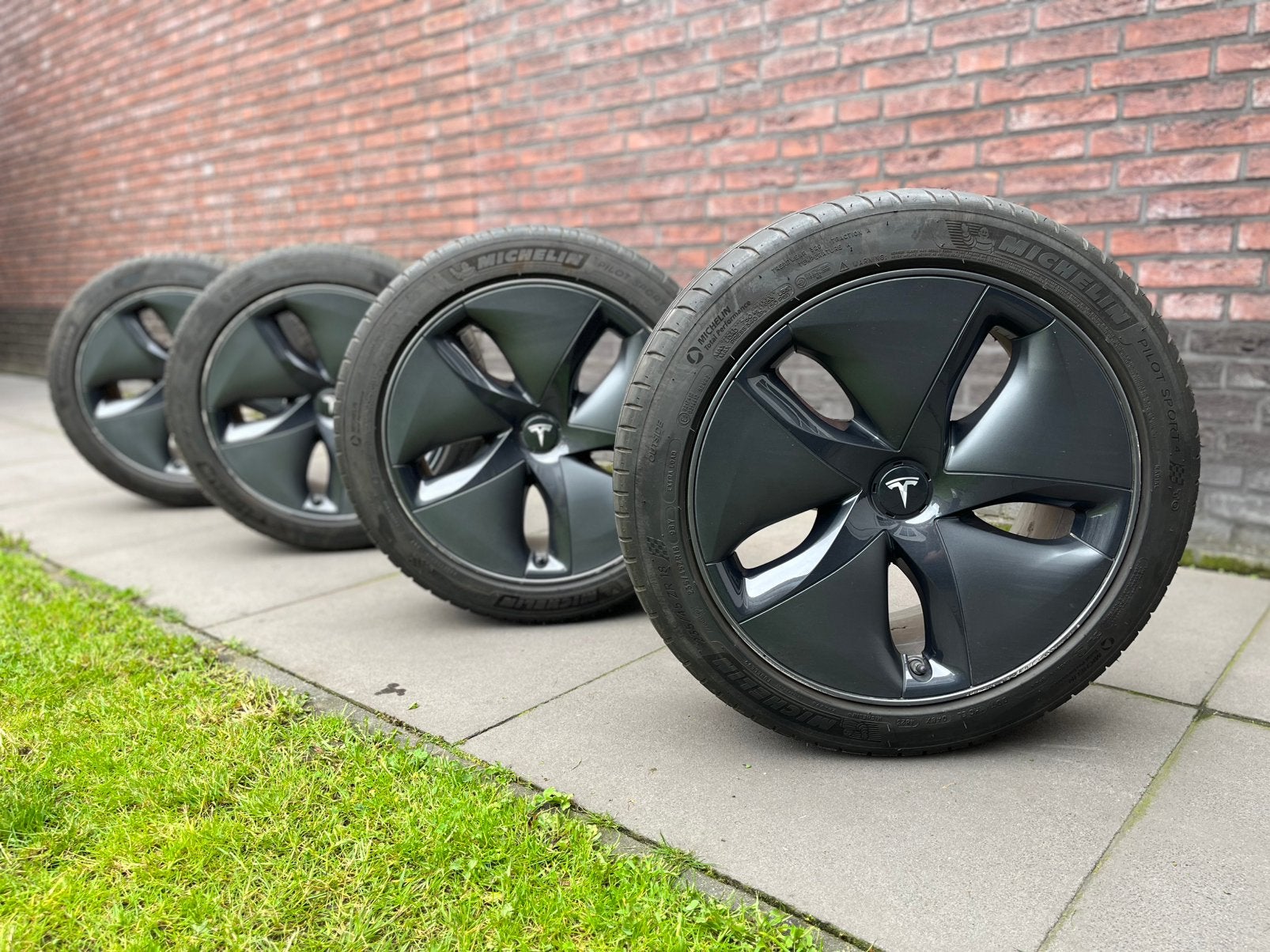 Originele Tesla Model 3 Aero velgen met goede zomerbanden, Auto-onderdelen, Banden en Velgen, Ophalen, 18 inch, Gebruikt, Banden en Velgen