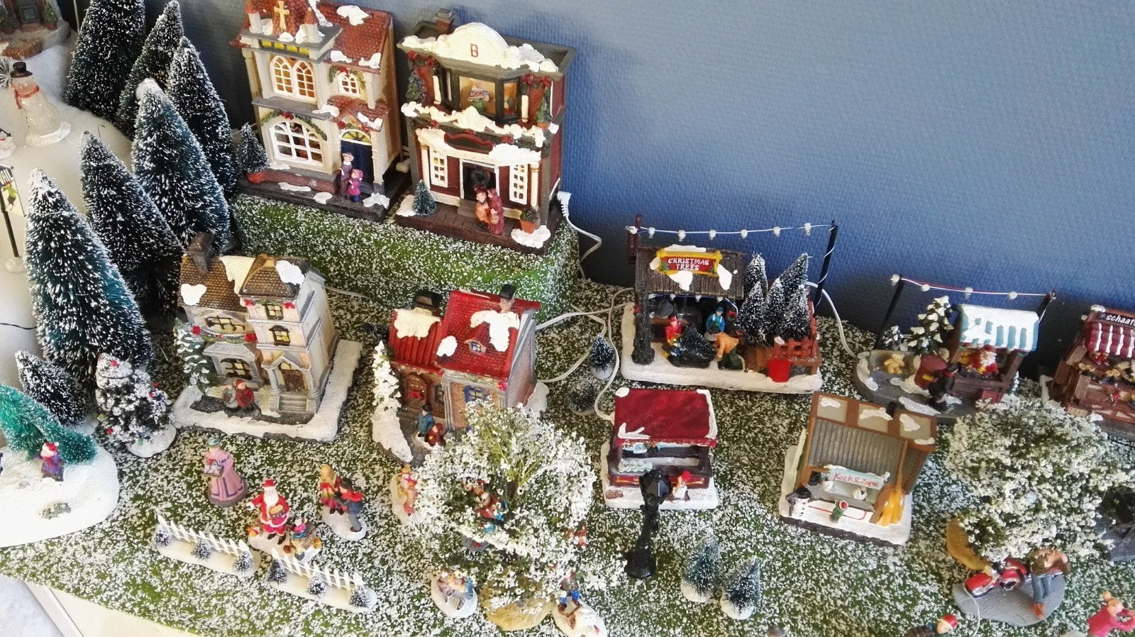 kompleetkerstdorp veel figuurtjes, Ophalen, Zo goed als nieuw