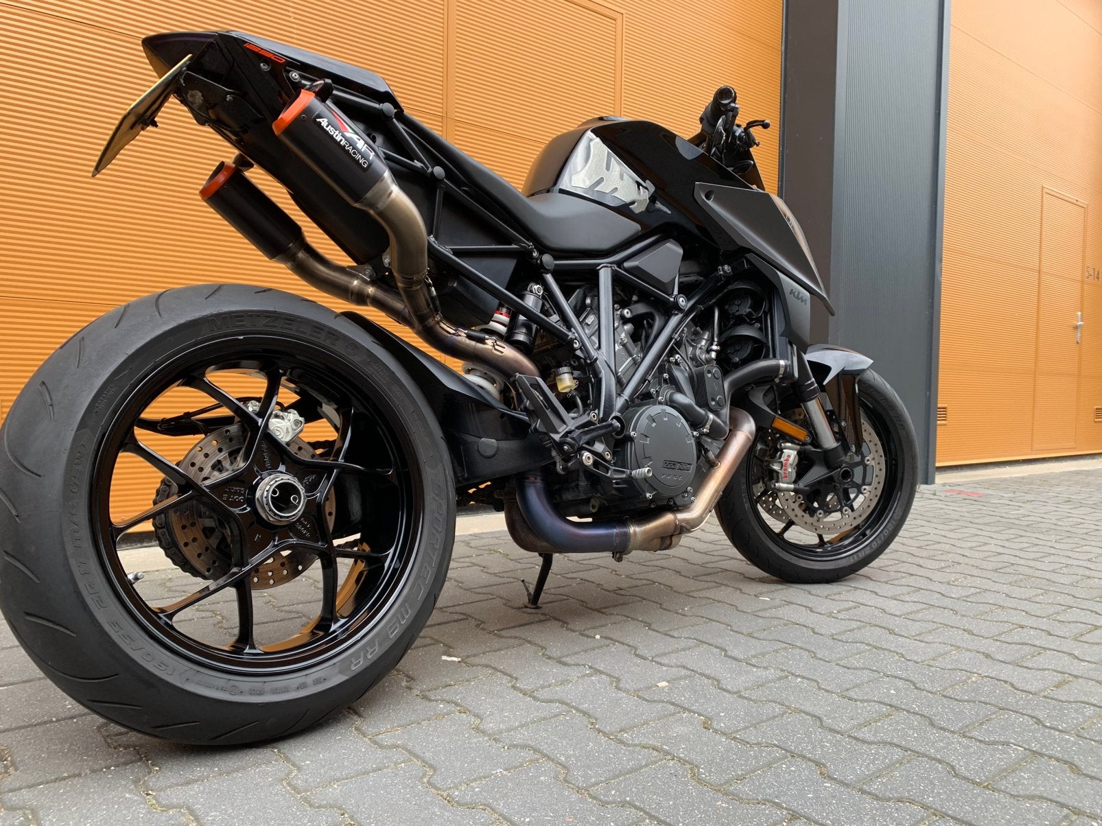 KTM 1290 Superduke R Triple Black met Austin Racing RS22, 2 cilinders, Occasion, Traction Control, Motorrijbewijs A